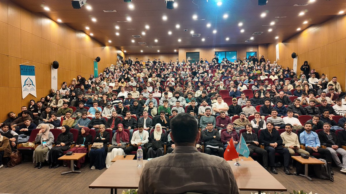 Imu_Mishak's tweet photo. Dr. Altay Cem Meriç’in katılımlarıyla gerçekleştirdiğimiz söyleşide bir duruşun inşasında rol alan faaliyetler arasındaki dengeyi kurarken dikkat etmemiz gerekenleri,  doğru istikamette ilerleyip bizi hakikate ulaştıracak bakış açılarını konuştuk. https://t.co/J7vGPBmSNr