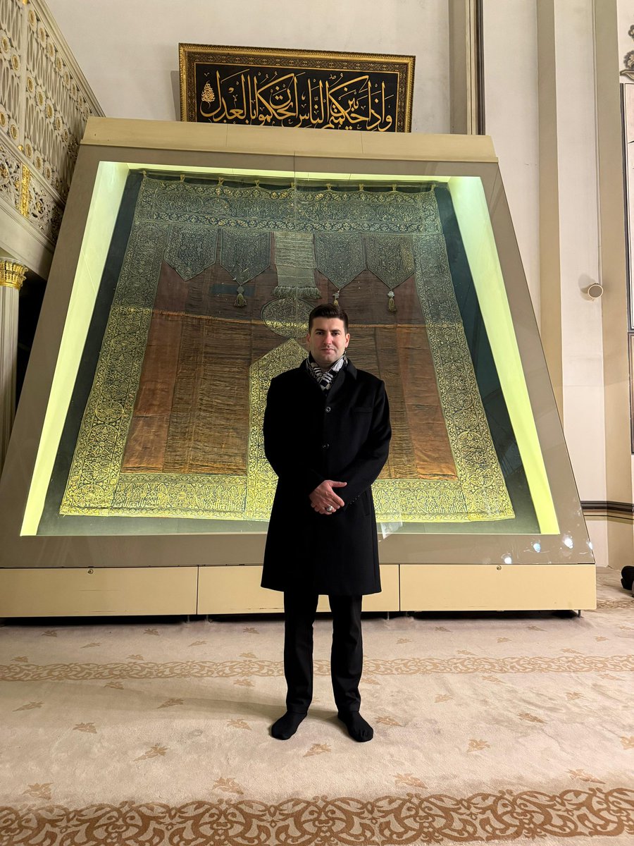 ayyildirim1's tweet photo. Asırlardır Bursa’ya ruh veren Ulu Camii’nin maneviyatında, Ülkü Ocakları Bursa İl yöneticilerimizle birlikte Sabah namazımızı eda ettikten sonra vatandaşlarımıza çorba ikramında bulunduk. 🇹🇷 https://t.co/TrbG25AjDw
