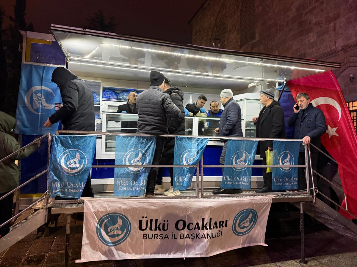 Asırlardır Bursa’ya ruh veren Ulu Camii’nin maneviyatında, Ülkü Ocakları Bursa İl yöneticilerimizle birlikte Sabah namazımızı eda ettikten sonra vatandaşlarımıza çorba ikramında bulunduk. 🇹🇷