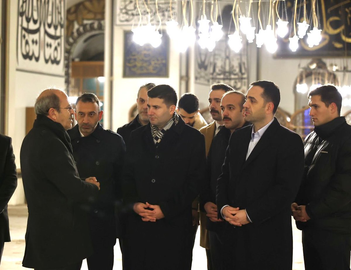 ayyildirim1's tweet photo. Asırlardır Bursa’ya ruh veren Ulu Camii’nin maneviyatında, Ülkü Ocakları Bursa İl yöneticilerimizle birlikte Sabah namazımızı eda ettikten sonra vatandaşlarımıza çorba ikramında bulunduk. 🇹🇷 https://t.co/TrbG25AjDw