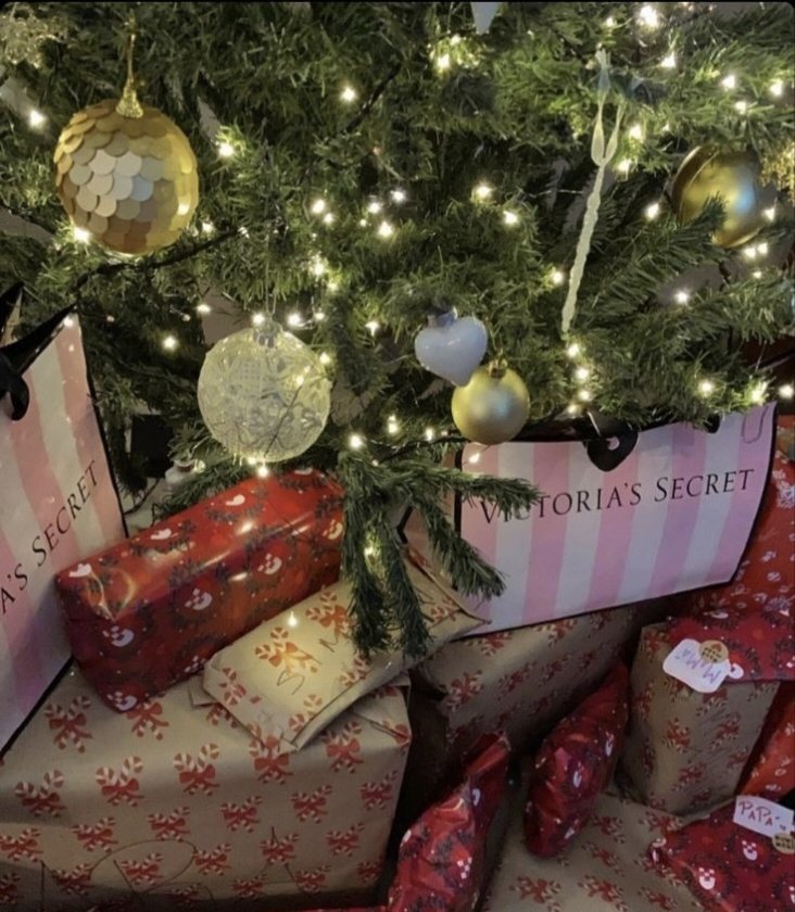 scarlettwants's tweet image. christmas in my heart forever