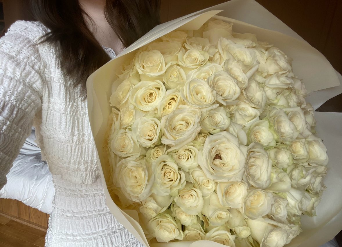 AYURI__00's tweet photo. 交際5年目になる同い年の彼から
プロポーズしてもらいました
さらなるステージへ進みます 〜 ꙳◝👟 https://t.co/fW92enB1Qy