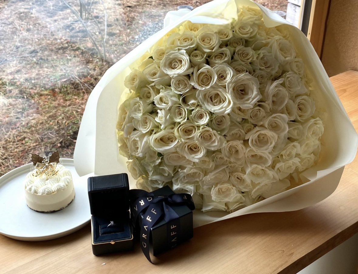 AYURI__00's tweet photo. 交際5年目になる同い年の彼から
プロポーズしてもらいました
さらなるステージへ進みます 〜 ꙳◝👟 https://t.co/fW92enB1Qy