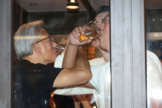 黄仁勋1个月前跟三星会长吃炸鸡，喝交杯酒，简直是今年最成功的一次操作。

微软和谷歌因为拿不到HBM 长协议订单都已经急了，这下子 TPU 产能受限，NVIDIA又要赢麻了。

AI 下半场不是打打杀杀，而是人情世故😆