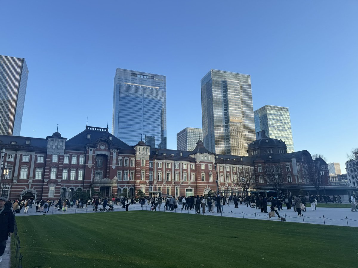 東京駅、青空きれい