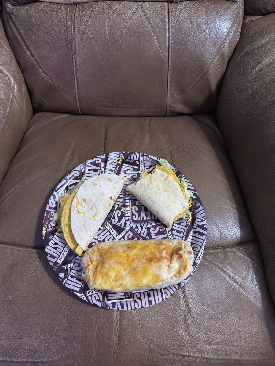 boamufucka's tweet photo. Taco bell and a free recliner off the street what more could a man need #tacobellbaby https://t.co/VpuxaFFx0G