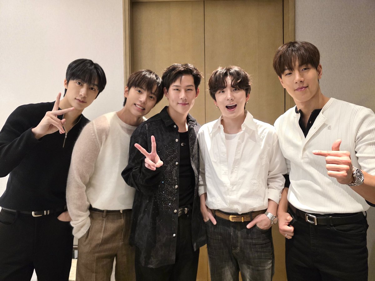 OfficialMONSTAX's tweet image. 📸
MONSTA X MINI ALBUM
𝑻𝑯𝑬 𝑿 ♾

20251228 (일)
IN SHANGHAI 
마지막 대면 팬사인회 완료 ☑️ 

상하이에서의 팬사인회 완료! 
몬베베 덕분에 따뜻한 겨울 ❄️
언제 어디서나 사랑한다 몬베베 💓

#몬스타엑스 #MONSTAX
#MONSTA_X #THEX
#NtheFront