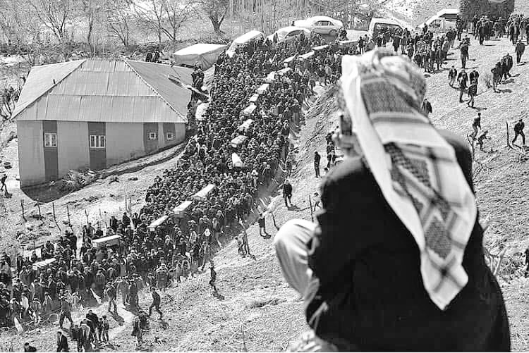 "bir aralık düşün, düşlerin üzerine ateşin düştüğü
öyle bir aralık ki baştan başa hizalı...
uzanmış...
uyumuş... soğumuş....
öyle bir aralık ki
sağdan sola yukarıdan aşağıya Roboski"
A. Acarlar

#Roboski
#RoboskiKatliamınıUnutma
#Roboski28Aralık2011
