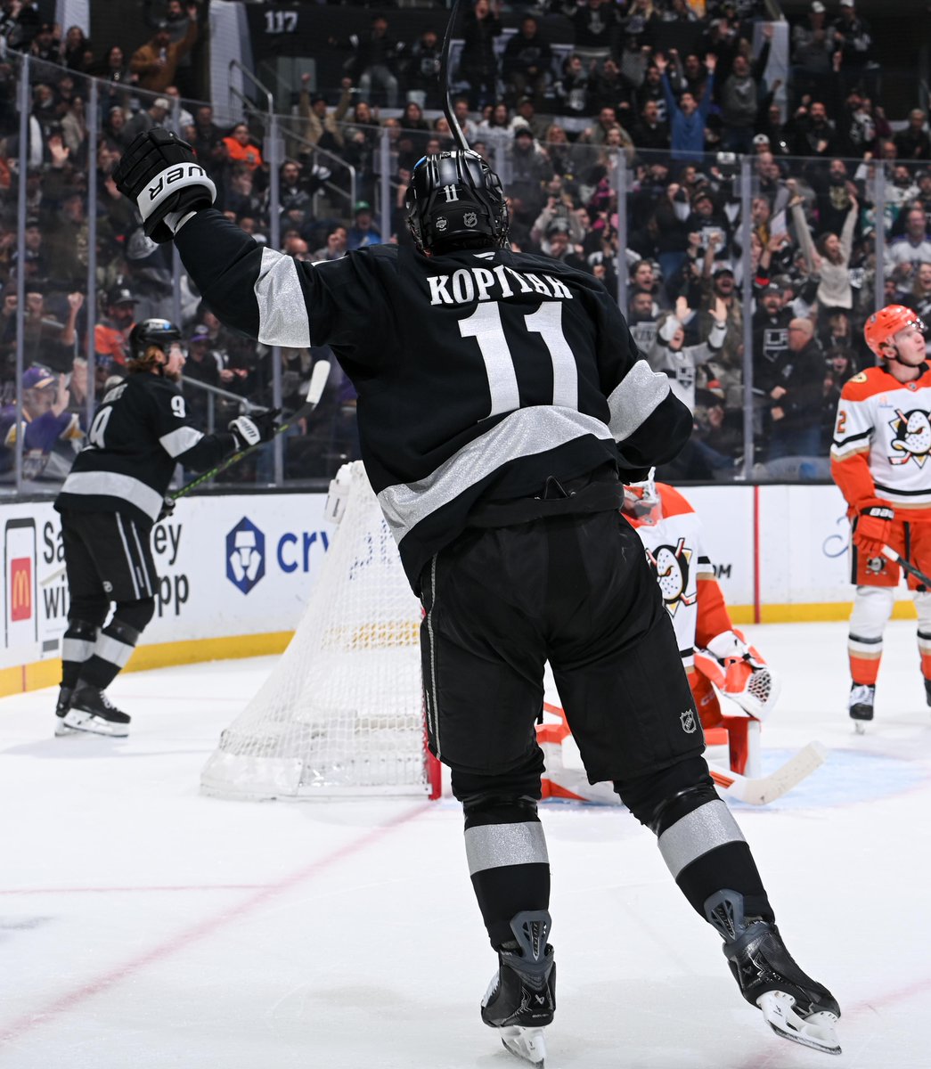 nhlespanol's tweet photo. Los @LAKings dominaron de principio a fin en el segundo round del #FreewayFaceoff de esta campaña 👑
#GoKingsGo https://t.co/hkTf2LikX1
