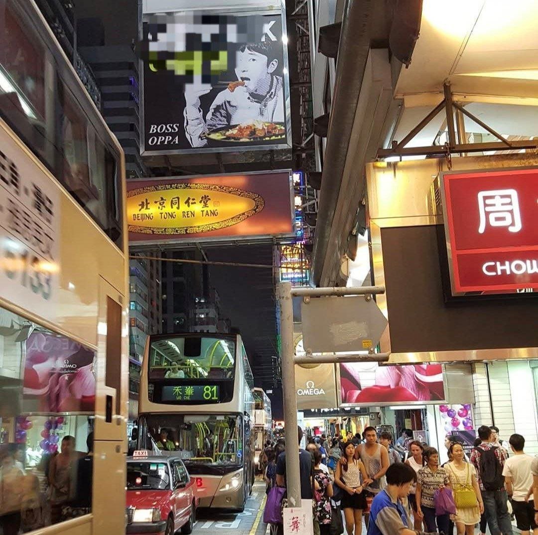 16. 성공적인 오픈 이후 4개월 후  두배 큰 매장에 2호점을 오픈했어.  그리고 대로변에 내 얼굴을 걸었지.  손님들이 잘생긴 날 보러왔을까?  역시 북적북적 

17. 자신감이 붙은 나는  직원들에게 '우리가 맥도날드 처럼될수도 있다 ' 라 는  개소리를 시전하기 시작했고 정부 지원을 받아 8개국에