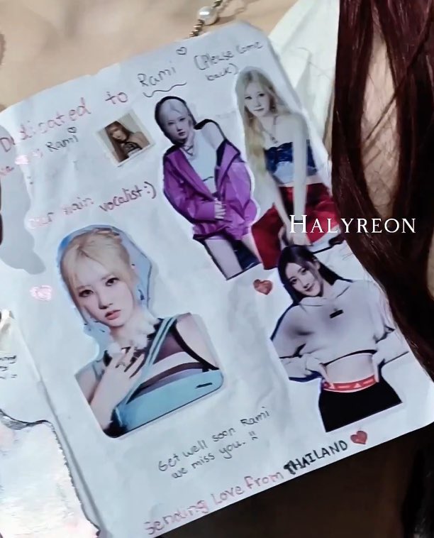 CHIQUITA holding a handmade textbook from a fan with #RAMI fully on one side 

#SHINRAMI #라미 #ラミ