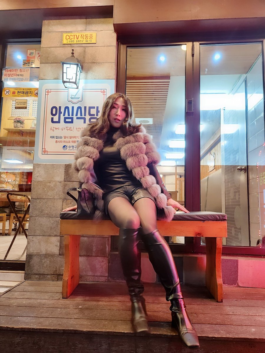 취미로 여장하는 시디 이며,
뽀샵이 너무 심해,따로 만남 할정도로 이쁘지도 않으며
친한 분들과 소주 한잔하는정도 입니다!!