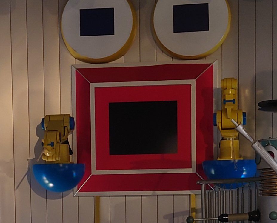 shi_hw's tweet photo. 空想的な音楽ロボットたちの中で現代のロボットがさりげなく佇む…しばらく気付かんかったw https://t.co/6CCVcYv6TX