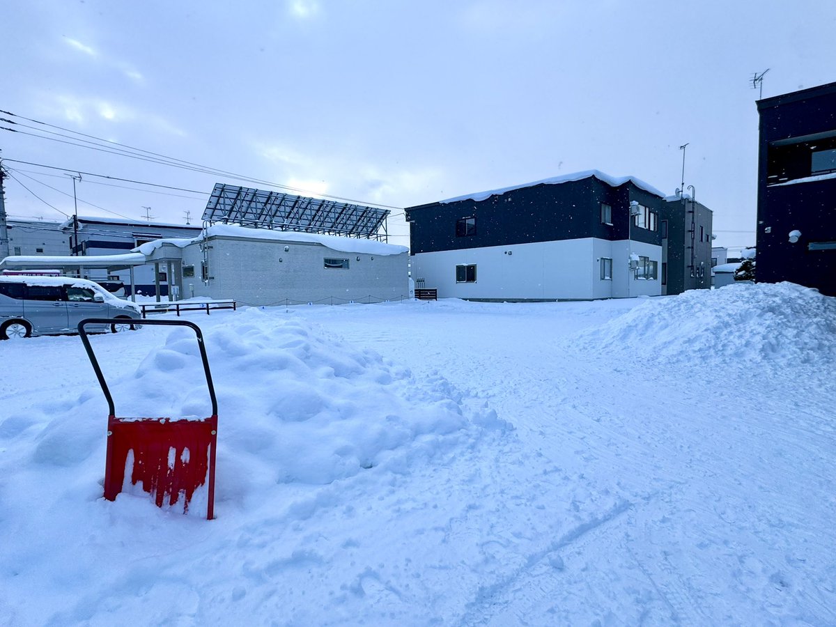taisdp45's tweet photo. 今日の朝も10cm位雪が積もっており、やはり絶望を感じましたがなんとか終わりました💦
金曜日の夜から3日間で69926歩で良い運動になりましたが、肘、膝、腰の痛みと足の爪が逝ったわけです。
#大雪
#年末年始
#月極駐車場
#旭川市 https://t.co/2OuNjNmN7T