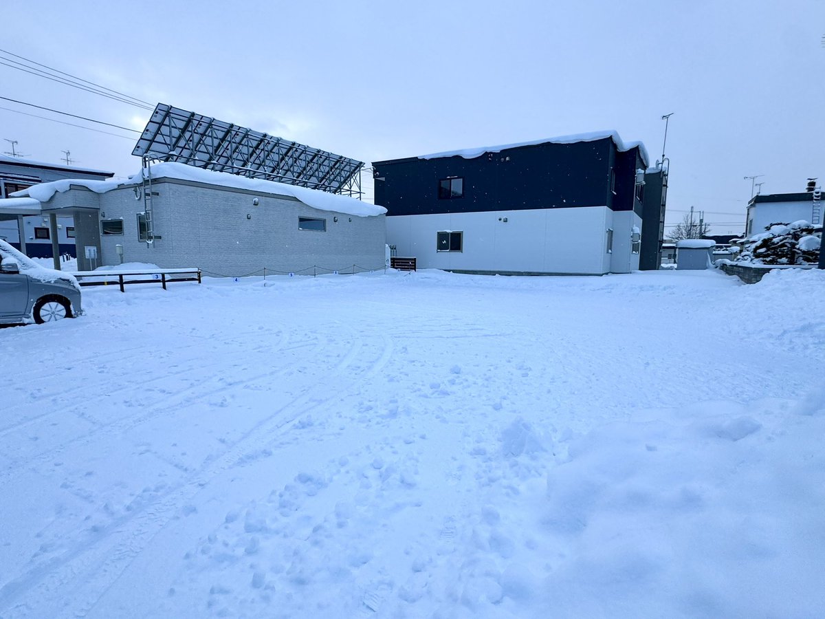 taisdp45's tweet photo. 今日の朝も10cm位雪が積もっており、やはり絶望を感じましたがなんとか終わりました💦
金曜日の夜から3日間で69926歩で良い運動になりましたが、肘、膝、腰の痛みと足の爪が逝ったわけです。
#大雪
#年末年始
#月極駐車場
#旭川市 https://t.co/2OuNjNmN7T