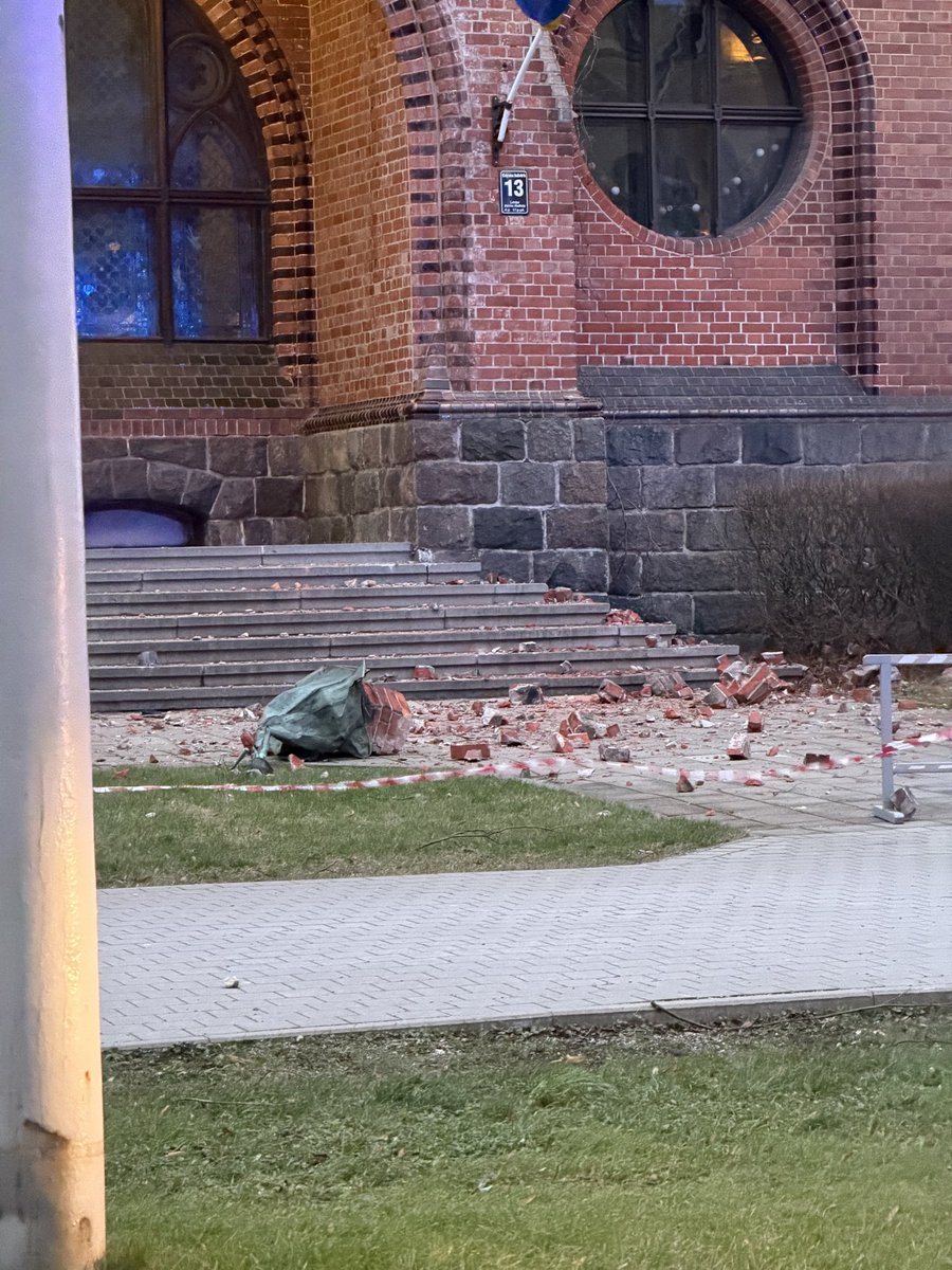 Mākslas akadēmijas ēkas fasāde cietusi vētras laikā