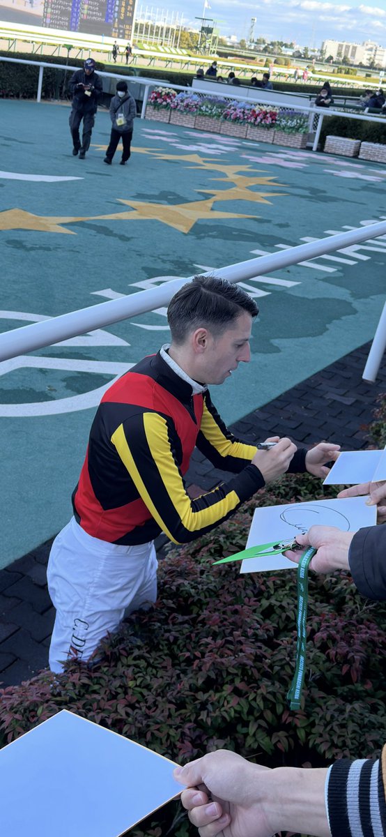 昨日阪神競馬場でデムーロ騎手からサインいただきました。勝負服、今日