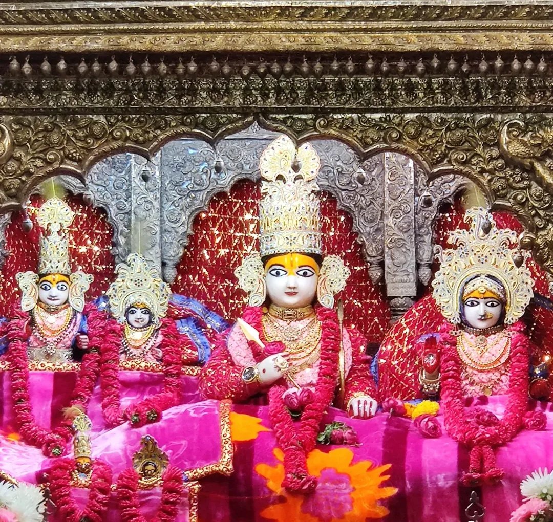 #रामलाल_प्रभू का आज #28दिसंबर2025 का #दिव्य_श्रंगार_दर्शन 😔🙏🏻
दच्छ न कछु पूछी कुसलाता। सतिहि बिलोकी जरे सब गाता॥
सतीं जाइ देखेउ तब जागा। कतहूँ न दीख संभु कर भागा॥

#divyasringardarshan #aajkasringar #shriramcharitmanas #balkand #28december2025 #sunday #shivangam #birthday