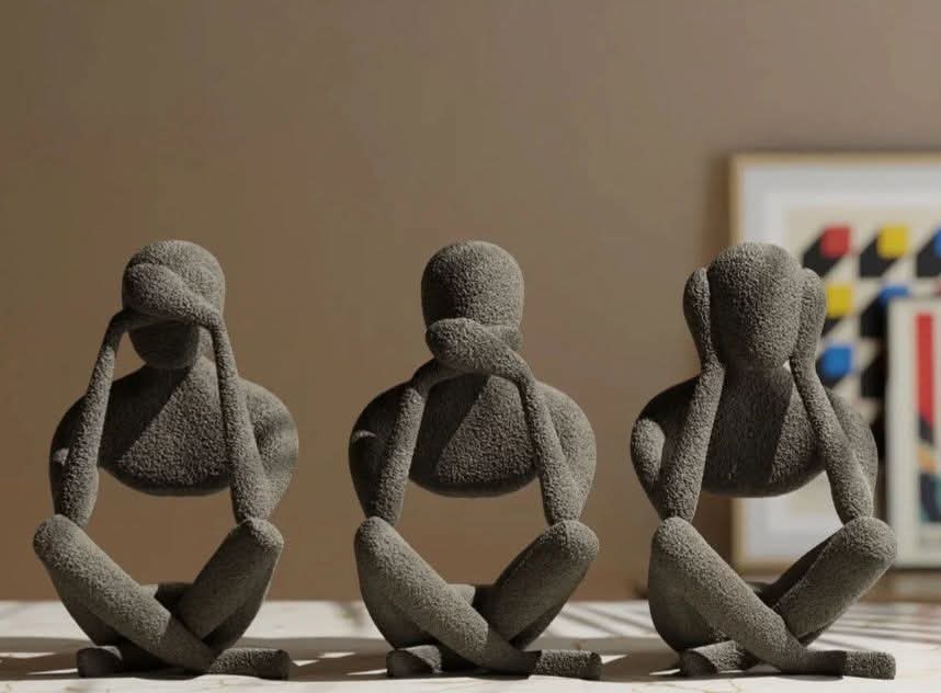 AYDIN ARANIYOR BULAN HABER VERSİN !

Hamdolsun, aydınlar tasfiye edilmiş.
Ne güzel bir kelime “tasfiye”…
Sanki bir ihaleden artan beton,
sanki bozuk bir makine parçası,
sanki son kullanma tarihi geçmiş bir fikir.

Tasfiye olmuşlar.

Demek ki çok düşünmüşler.⤵️