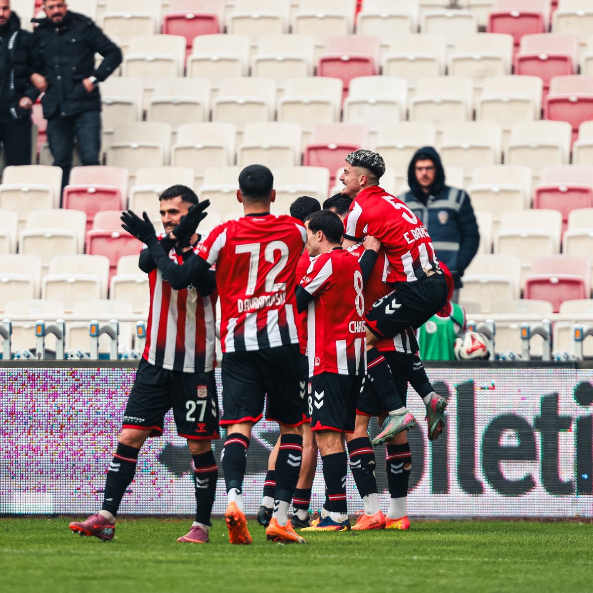 Mutlu pazarlar Yiğidolar! ❤️🤍
Birlikte güçlüyüz, birlikte Sivasspor’uz.