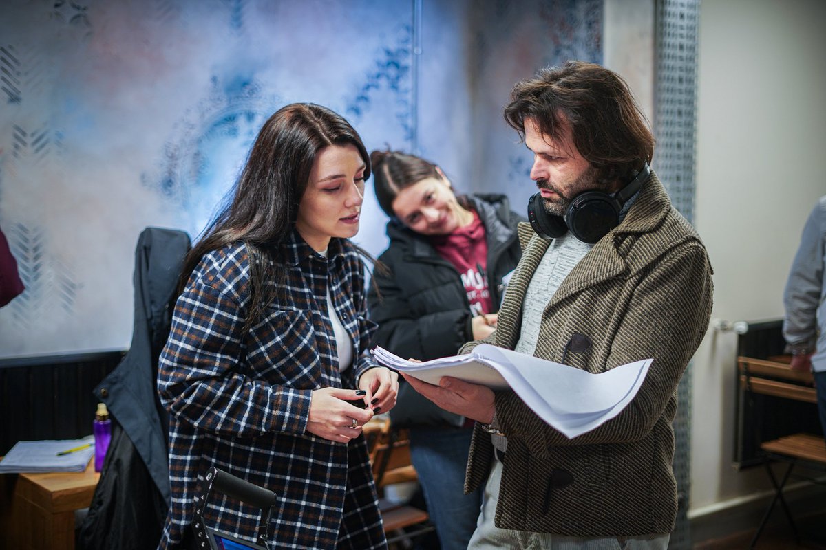 Dün itibariyle bir film daha bitti 🎬

Filmin adı @bircinayetgecesi ve eğitimli toplumlarda, kadına şiddetin dışarıdan görülmediğinde kabul edilebilirliğinin kolaylaşmasını, suçlunun sosyal profiline göre mazur görülme biçimini ve sosyal çevrenin suskunluğunun rolünü irdeliyoruz.