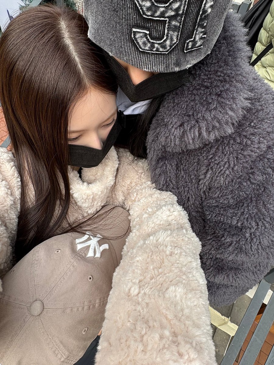 for a second i was like why did jeemin put her cap in her arms then i realized 😭😭😭😭😭