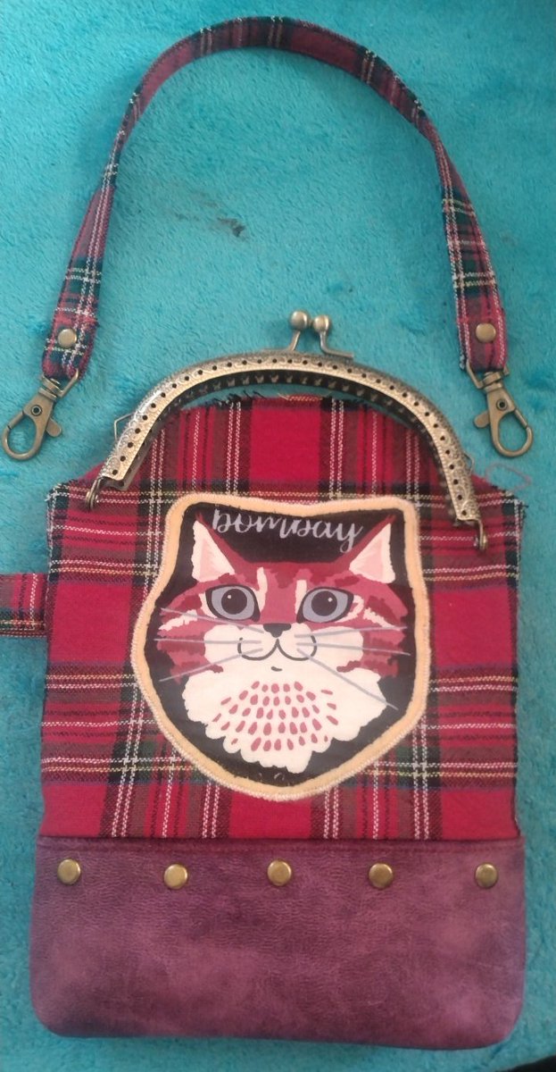 スマホもはいるサイズのがま口ポーチ。アレキサンダーヘンリーの猫に