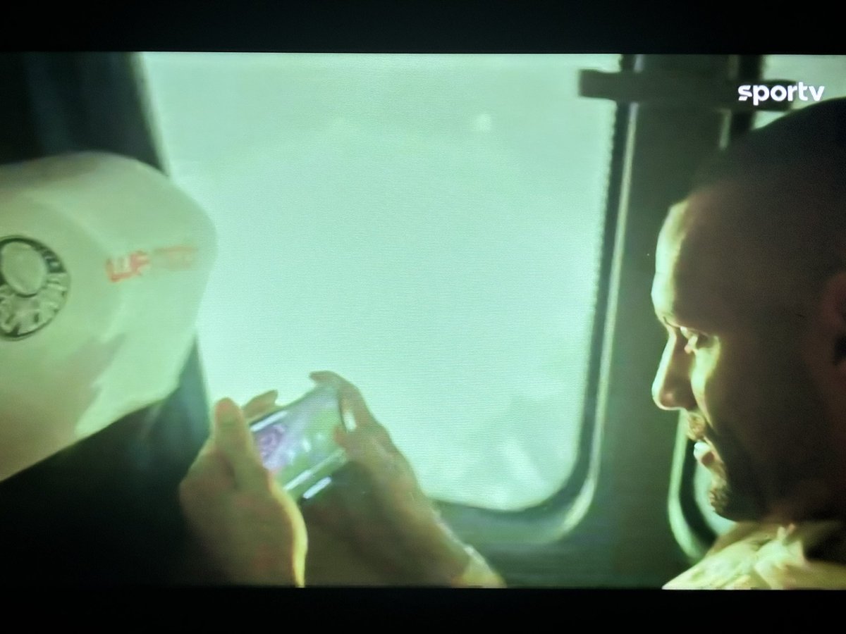 EtoreTebom's tweet image. Jogo decisivo de libertadores, corredor verde com milhares de pessoas do lado de fora do ônibus, pirotecnia e os caralhos…

E o goleiro? VENDO VÍDEO NO YOUTUBE.

Cagando e andando pra porra do corredor…

Mas vocês são OTÁRIOS que continuam apoiando essa porra de corredor!!!!