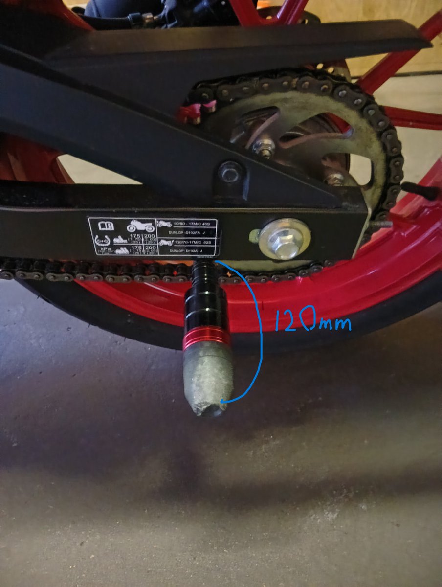 3dcg_Mint's tweet photo. GSX-125に汎用スライダーつけてみた
スイングアームにM8の取り付け穴があったのでそこにつけてみたけど立ちごけくらいじゃスイングアーム曲がらないよね？　フロントはレバーだけで支えてる感じなのでなんとかしたい　ウインカーは左右ある程度曲がるけど大丈夫　引き起こしの練習もたくさんした https://t.co/Y3ym1hXUNP