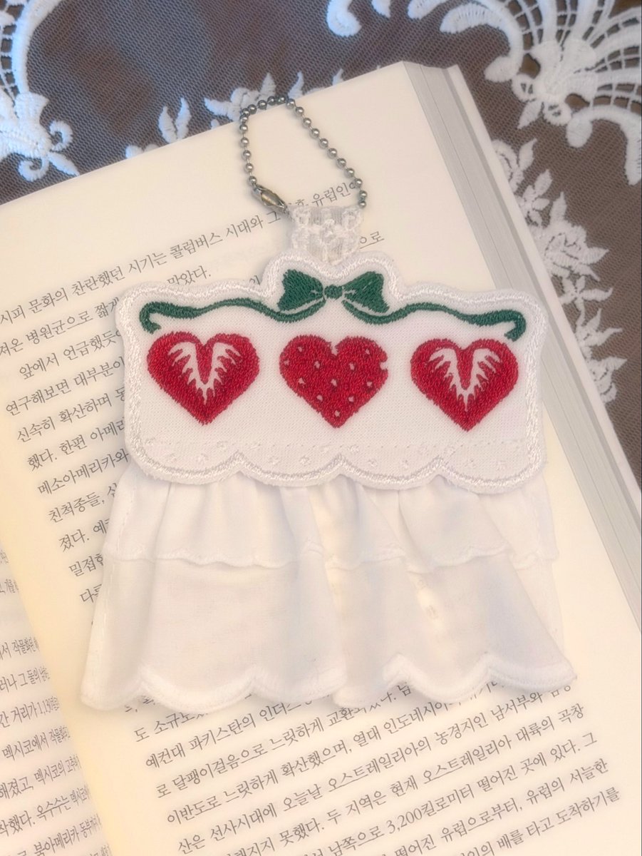 sangha_made's tweet image. 자수재봉틀 마지막 릴스는 책갈피로 만들었다ㅎㅎ 이 디자인 맘에들어서 다른걸로도 만들고싶어..!