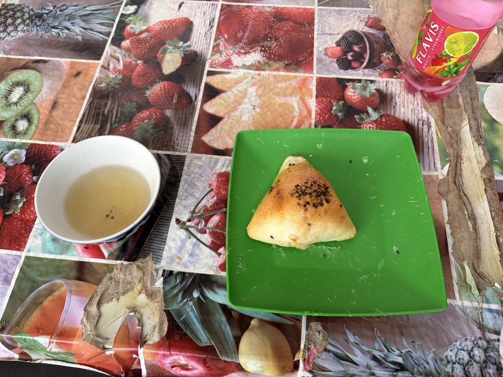 sianbackpacker's tweet photo. 本日の朝飯いただきます🙏😊
地元の方に食べ方教えて貰いました🙆‍♂️

#Kazakhstan🇰🇿#Tashkent
#Chorsu #Comca #Somsa🥯 https://t.co/ycuBNCtheW