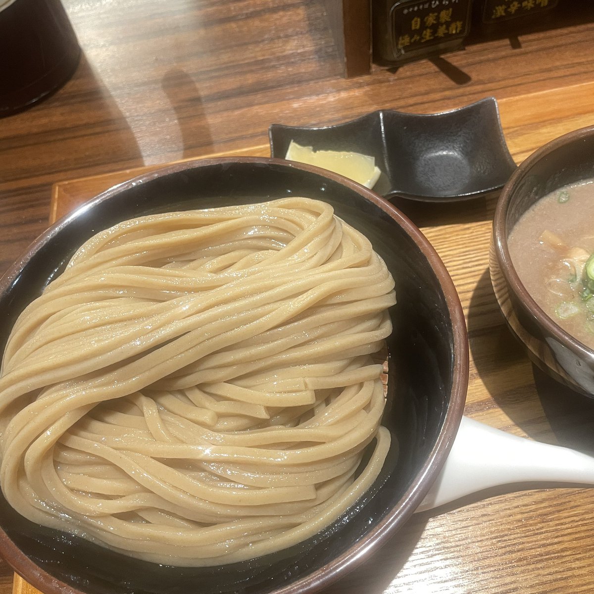 中華そば ひら井＠たまプラーザなう。つけ蕎麦。美味しいです。久しぶりに来たが、安定の美味しさ。レモン絞るのがいいんだよな。