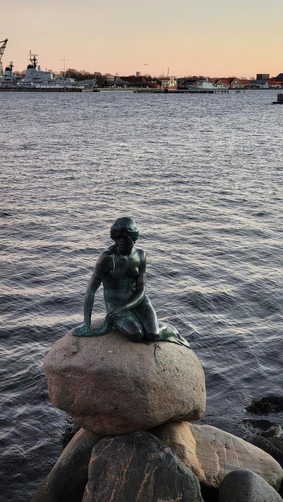 Η Μικρή Γοργόνα, χθες το βράδυ, λίγο πριν το ηλιοβασίλεμα, στις ακτές της Κοπεγχάγης. Ένα πρακτικά, πολύ μικρό άγαλμα, αλλά μία τεράστια αγάπη γύρω από αυτό παγκόσμια. Κάθε τι που εμπεριέχει αγάπη και παραμύθι, δημιουργεί ουρές από επισκέπτες! Ανθρώπινη φύση, βλέπετε!