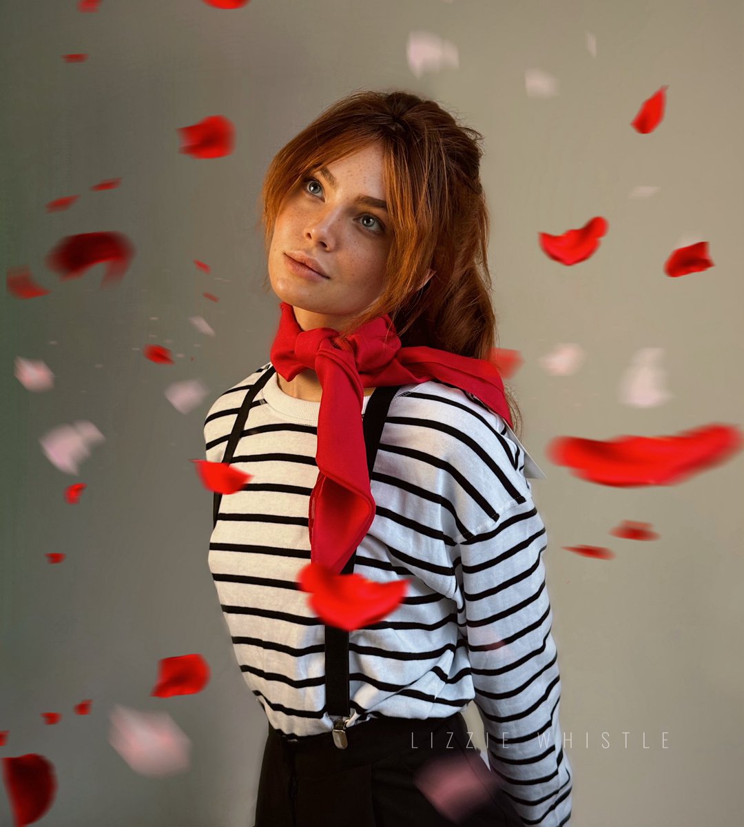 lizzie_whistle's tweet image. I need to make a trend 

same cosplayer