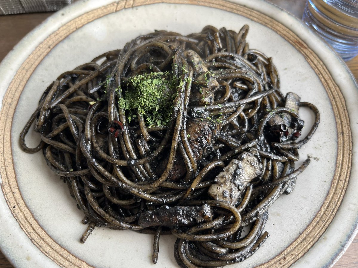 シロさんは見晴らしの良い場所からイカ墨パスタ食べたんだってさ