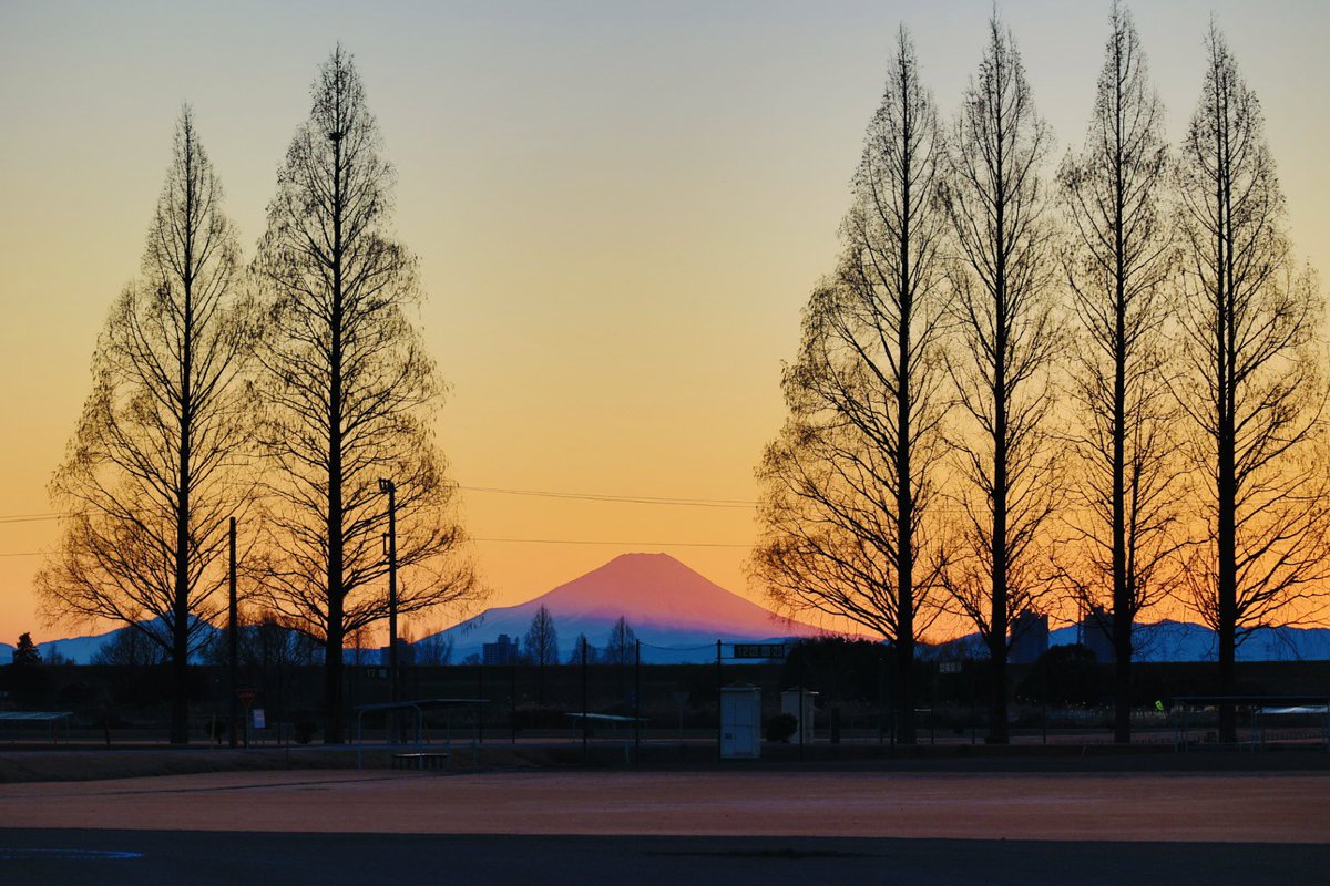 imaik2's tweet photo. 日の入り後は富士山🗻が紅く染まり綺麗です。😊 https://t.co/LrLYtoph30