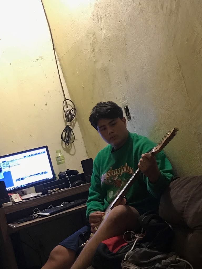 yeyotqmm's tweet image. Por qué todo se siente tan mal???
Por qué hay tanta prisa? Ni sabemos a dónde vamos 
Siento que mi vida, se escurre en mis manos, como hielo al sol
Como algo que no supe cuidar 
Todo lo que algún día tenía ya lo perdí 
Se quedó en otra vida, que no volví a vivir