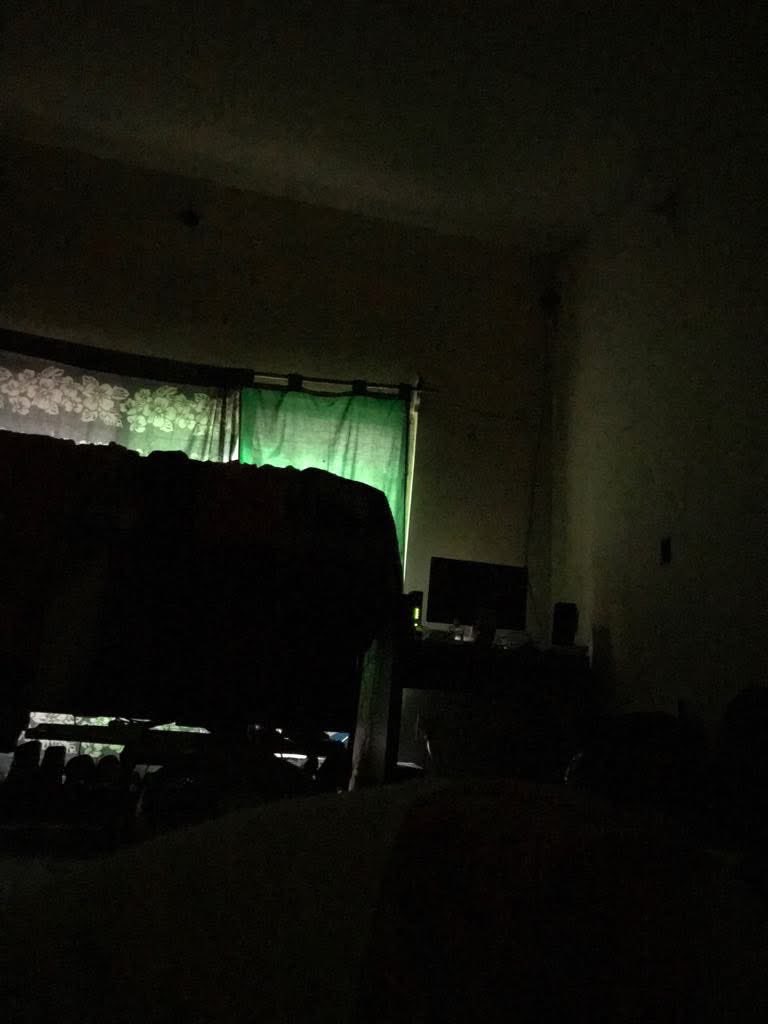 yeyotqmm's tweet image. Por qué todo se siente tan mal???
Por qué hay tanta prisa? Ni sabemos a dónde vamos 
Siento que mi vida, se escurre en mis manos, como hielo al sol
Como algo que no supe cuidar 
Todo lo que algún día tenía ya lo perdí 
Se quedó en otra vida, que no volví a vivir