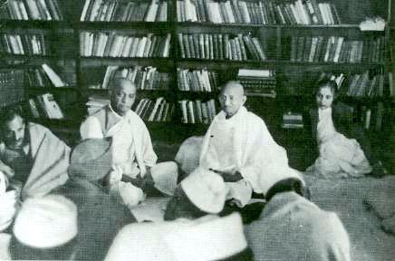 AnupamConnects's tweet photo. आज ही के दिन 140 वर्ष पहले एक ऐसे संगठन की स्थापना हुई थी जिसने भारत की आजादी में सबसे अहम भूमिका निभाई। संगठन का नाम था कांग्रेस जो आगे चलकर स्वतंत्रता आंदोलन की धुरी और भारत को विश्व का सबसे बड़ा लोकतंत्र बनाने का माध्यम बनी।

कांग्रेस ने अपने इस सफर में कई उतार चढ़ाव देखा। भारतीय स्वधर्म के विरोधियों ने कांग्रेस को कमजोर करने की खूब कोशिश की। कभी मुस्लिम लीग ने हमें हिन्दुओं की पार्टी की तरह पेश करने का षडयंत्र रचा। तो आज भाजपा उसी कांग्रेस को मुस्लिमों की पार्टी बताते रहती है।

असल में भारतीय विचार परंपरा का सही प्रतिनिधित्व बुद्ध और गांधी जैसे मध्यम मार्गी महात्माओं ने किया। कांग्रेस को ऐसे नेताओं ने दिशा दिया जो विविधता में एकता और वसुधैव कुटुंबकम् के विचारों में विश्वास रखते हैं। वहीं मुस्लिम लीग और भाजपा जैसी पार्टियां जिन्ना और सावरकर के टू नेशन थ्योरी के प्रोडक्ट्स हैं। 

चाहे ब्रिटिश हुकूमत से आजादी हो या भारत को दुनिया का सबसे बड़ा लोकतंत्र बनाने का काम, आधुनिक भारत के इतिहास और भविष्य को कांग्रेस ने दिशा दिया है। पार्टी के स्थापना दिवस पर सभी को ढेरों शुभकामनाएं!