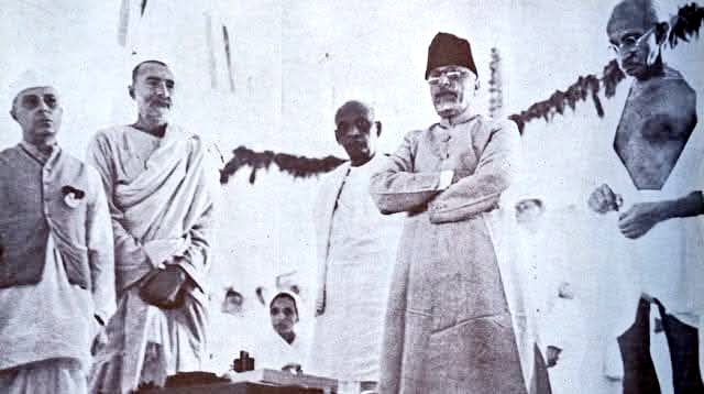 AnupamConnects's tweet photo. आज ही के दिन 140 वर्ष पहले एक ऐसे संगठन की स्थापना हुई थी जिसने भारत की आजादी में सबसे अहम भूमिका निभाई। संगठन का नाम था कांग्रेस जो आगे चलकर स्वतंत्रता आंदोलन की धुरी और भारत को विश्व का सबसे बड़ा लोकतंत्र बनाने का माध्यम बनी।

कांग्रेस ने अपने इस सफर में कई उतार चढ़ाव देखा। भारतीय स्वधर्म के विरोधियों ने कांग्रेस को कमजोर करने की खूब कोशिश की। कभी मुस्लिम लीग ने हमें हिन्दुओं की पार्टी की तरह पेश करने का षडयंत्र रचा। तो आज भाजपा उसी कांग्रेस को मुस्लिमों की पार्टी बताते रहती है।

असल में भारतीय विचार परंपरा का सही प्रतिनिधित्व बुद्ध और गांधी जैसे मध्यम मार्गी महात्माओं ने किया। कांग्रेस को ऐसे नेताओं ने दिशा दिया जो विविधता में एकता और वसुधैव कुटुंबकम् के विचारों में विश्वास रखते हैं। वहीं मुस्लिम लीग और भाजपा जैसी पार्टियां जिन्ना और सावरकर के टू नेशन थ्योरी के प्रोडक्ट्स हैं। 

चाहे ब्रिटिश हुकूमत से आजादी हो या भारत को दुनिया का सबसे बड़ा लोकतंत्र बनाने का काम, आधुनिक भारत के इतिहास और भविष्य को कांग्रेस ने दिशा दिया है। पार्टी के स्थापना दिवस पर सभी को ढेरों शुभकामनाएं!