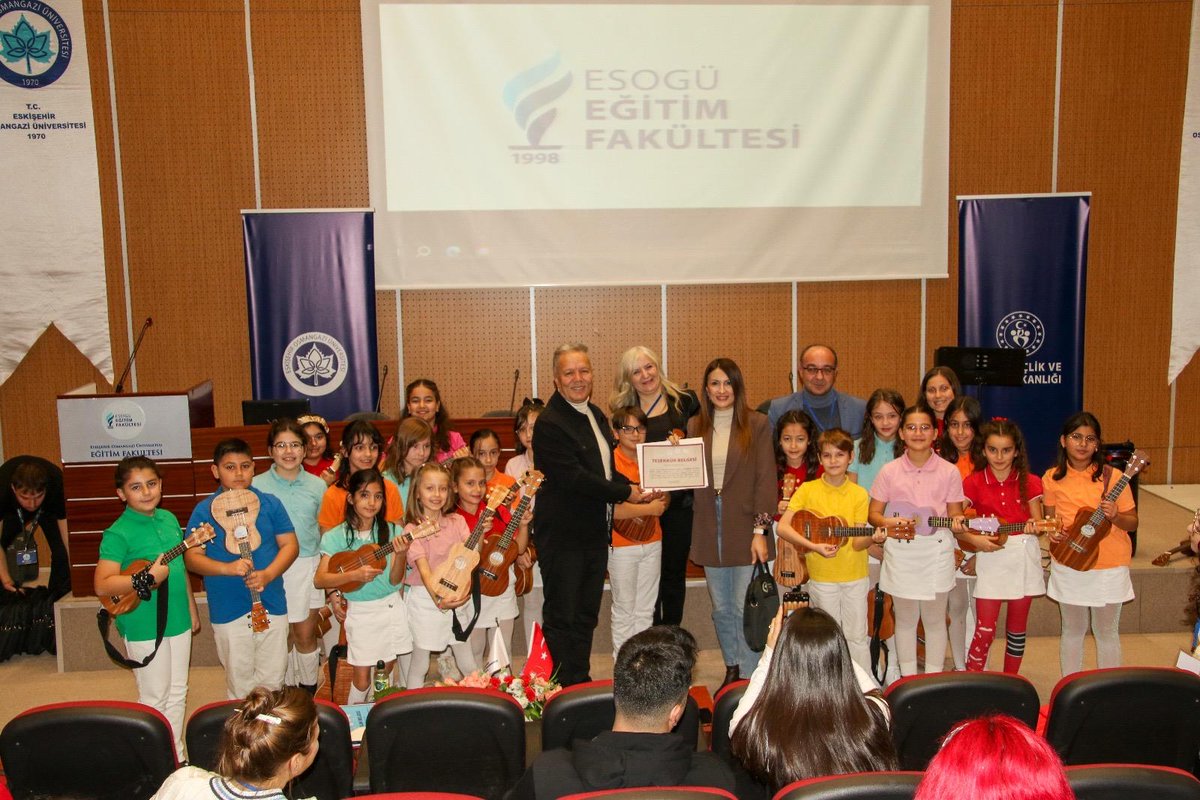 " Gönüllüyüz Biz Proje Destek Çağrısı " kapsamında Osmangazi Üniversitesi Eğitim Fakültesi Öğretim Üyesi Sayın Doç.Dr. Emre EV ÇİMEN tarafından " Gençlerle El ELE, GÖNÜL GÖNÜLE " projesi açılış kapanış programında Gençlerle birlikteyiz.
<a href="/oa_bak/">Dr. Osman Aşkın Bak</a> <a href="/gencliksporbak/">Gençlik ve Spor Bakanlığı 🇹🇷</a>