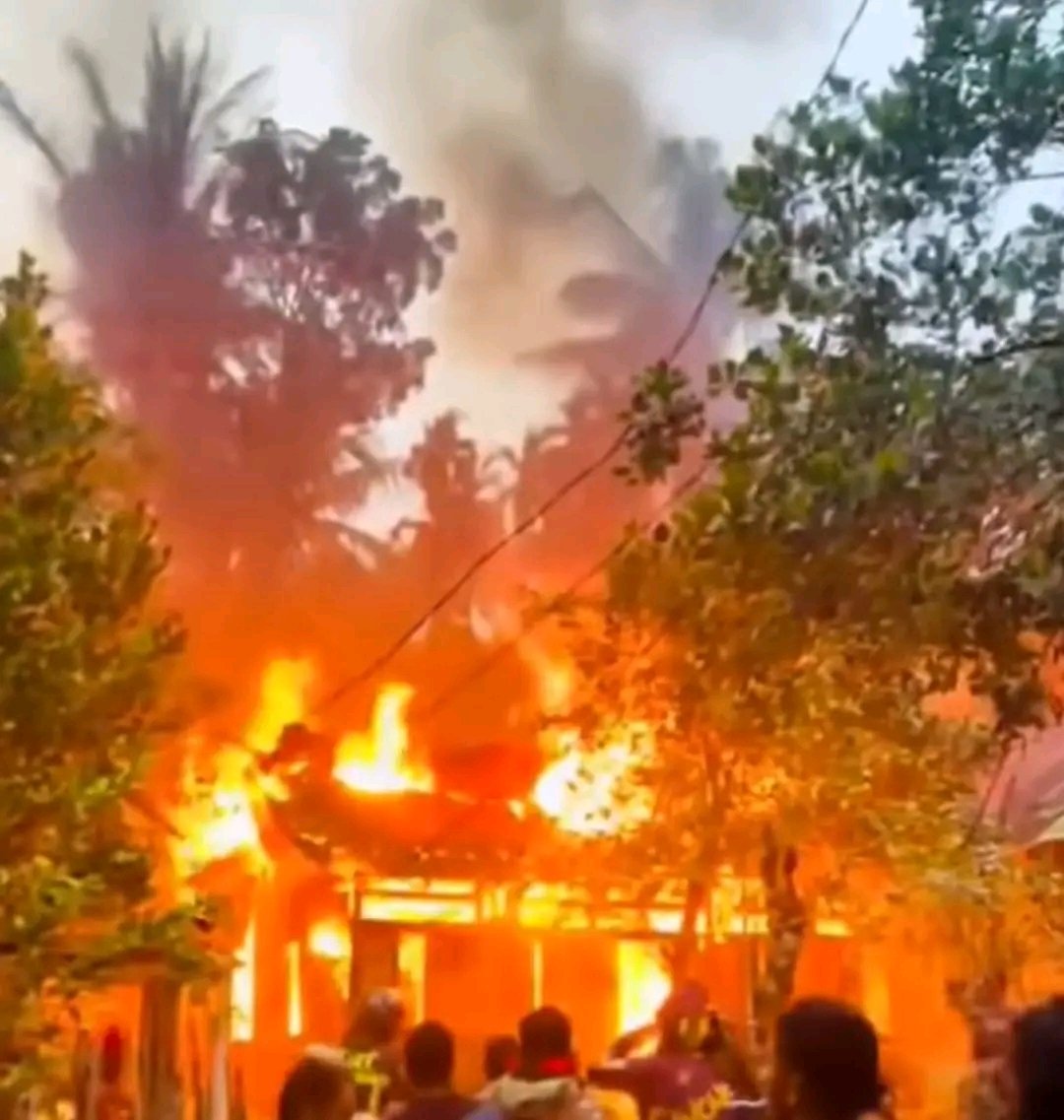 Early yesterday morning, five houses belonging to Hindu families were burned to ashes at the Saha residence in Dumritola village, Sharikotola area of Pirojpur Sadar. According to Sandhya Rani Saha, assailants inserted cloth through the window of Palash Saha’s kitchen and set it