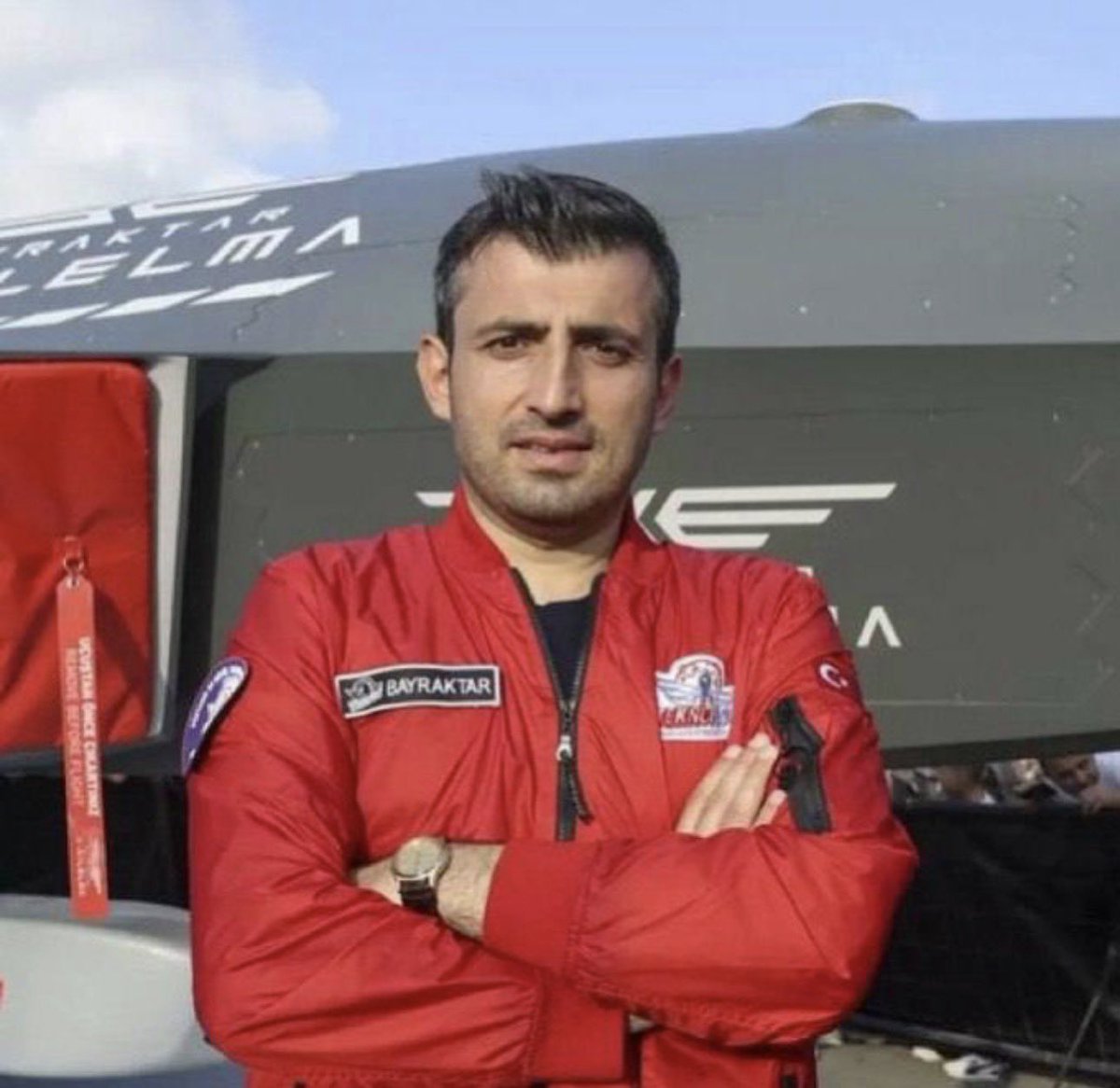 Herkes tasarımlarını kuşlara benzetmeye çalışır bizim uçaklar balığa benziyor. Çünkü Laz kafası.

Bir anlamda bu felsefeyi, kendi köklerine güvenmeyi, göğe uzanma fikrini görüyorsunuz.