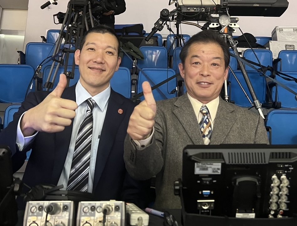umapyonpyon's tweet photo. 仕事納めは大阪でバレー中継。初日はいつも集まってくれる後輩達と忘年会。GAORAの中継は山村宏太前監督とサントリー対ブルテオン。組織を離れた今年は多くの方に支えていただきました。感謝です。2026年もよろしくお願いいたします。 https://t.co/ctDOwkjZKe