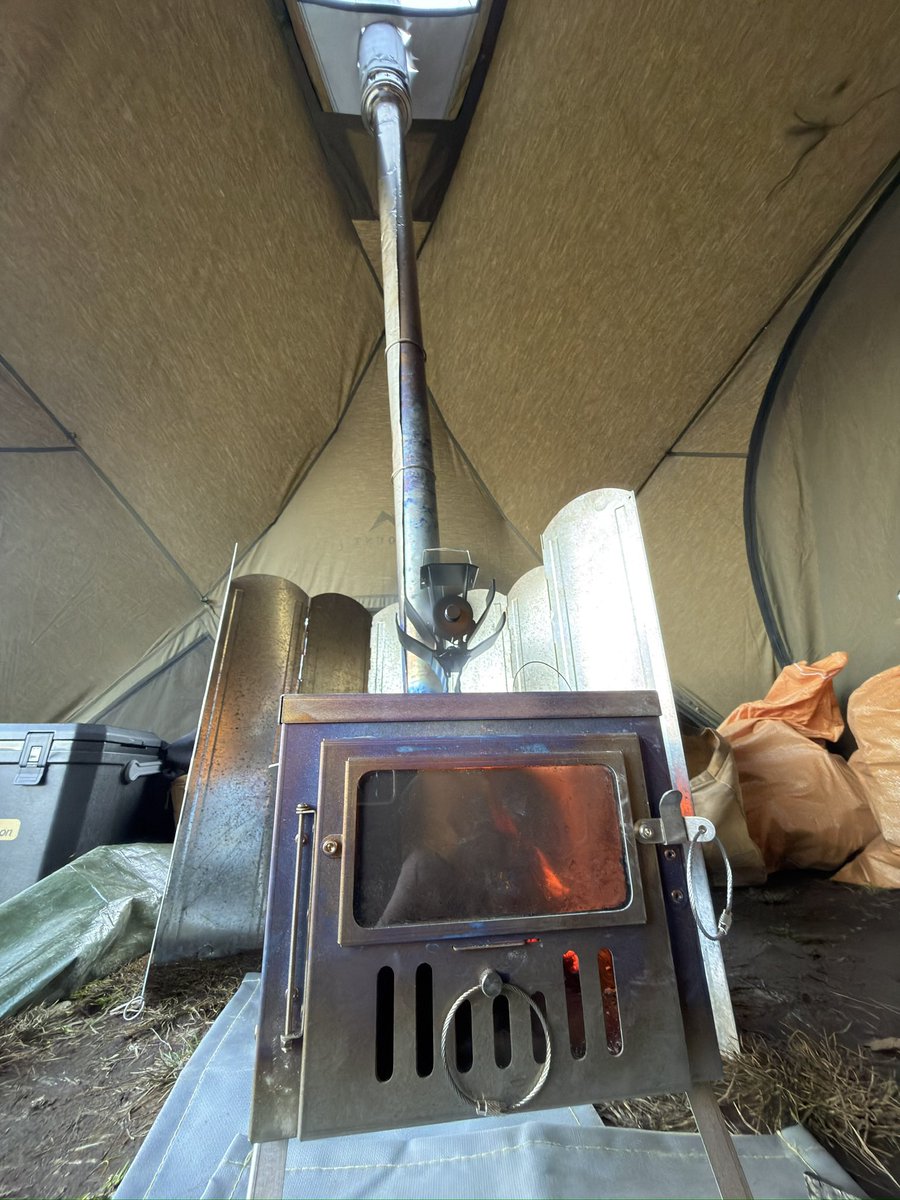 今日は薪スト設置。
このテントでの薪ストは初めて