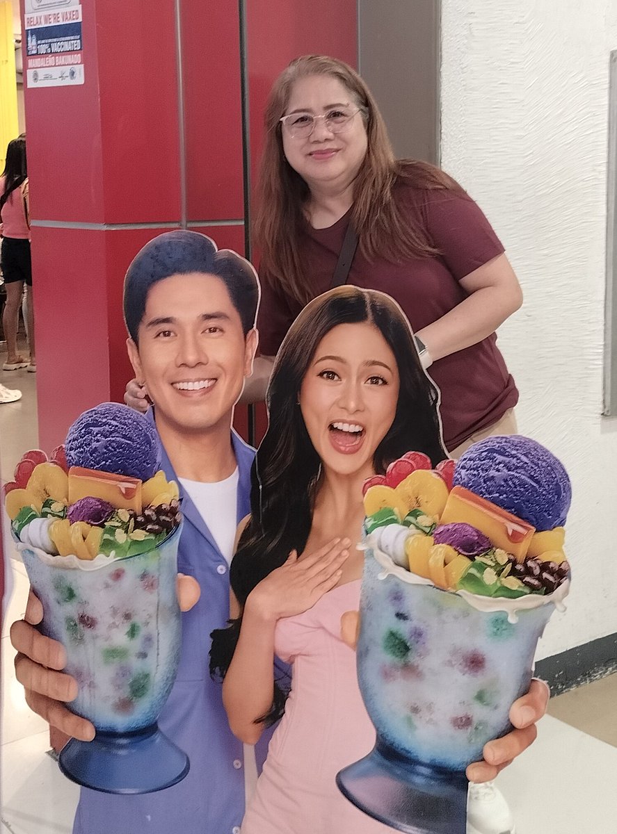 AssiralcAcronem's tweet photo. Me and #KimPau...❤️
Kahit sa standee lang, kasama ko sila...😂

#KimChiu #PauloAvelino #Chowking https://t.co/DIXs2dNi3x