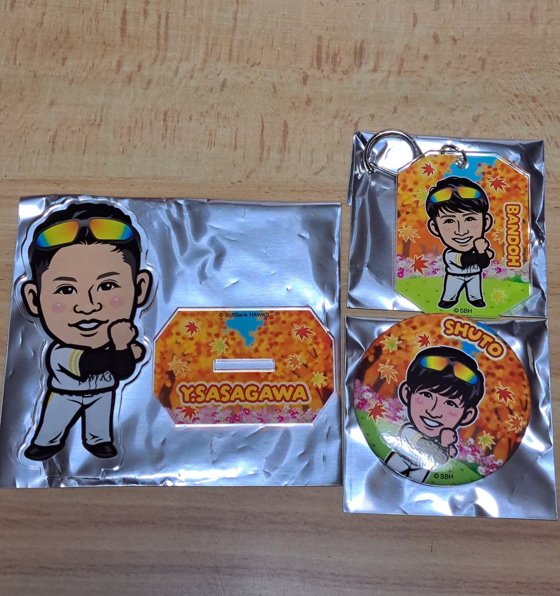 日本一グッズと一緒に注文してた 若鷹ガチャ、缶バッチとか被らずに