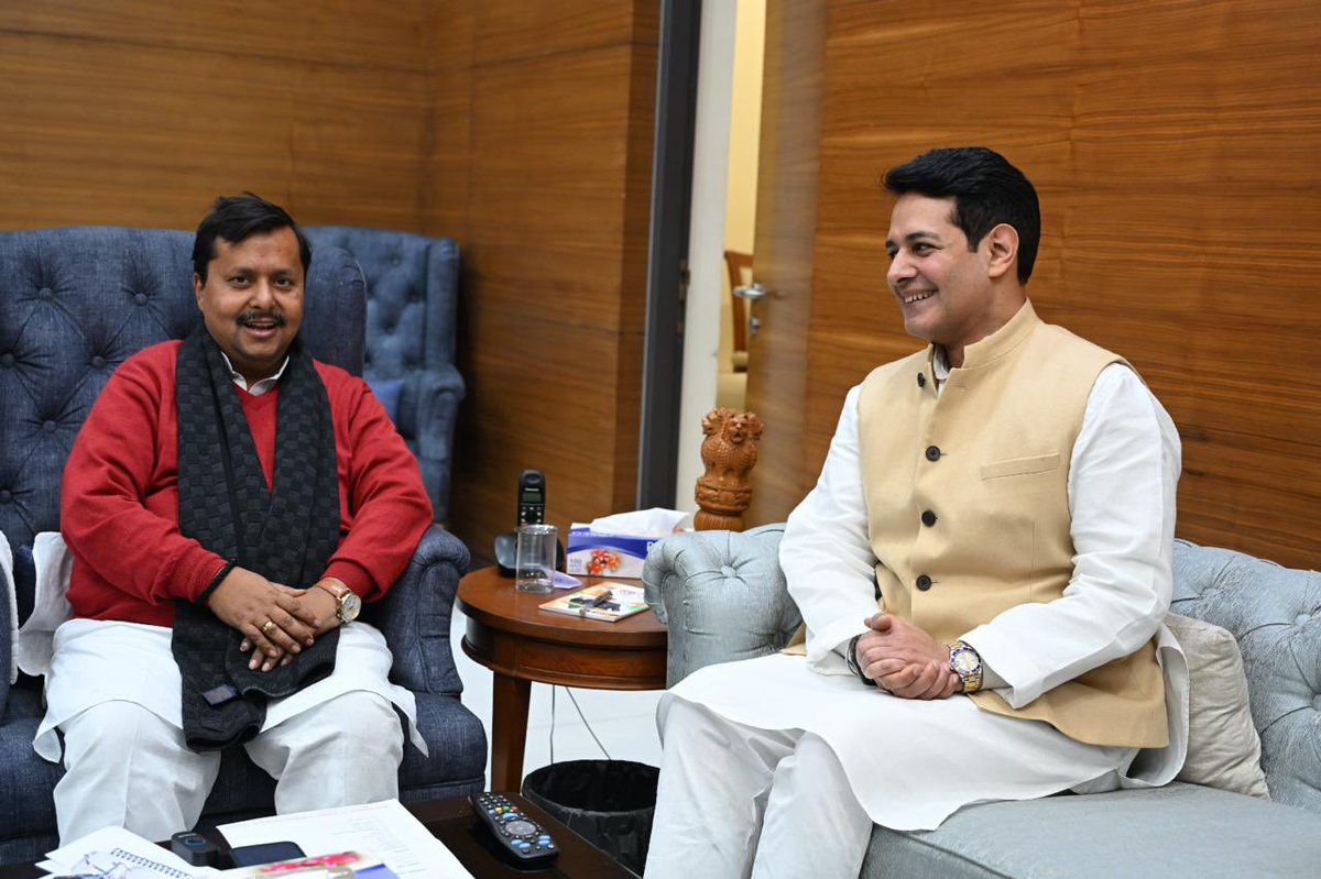 आज नई दिल्ली में भारतीय जनता पार्टी के माननीय राष्ट्रीय कार्यकारी अध्यक्ष श्री <a href="/NitinNabin/">Nitin Nabin</a> जी से भेंट करने का सौभाग्य प्राप्त हुआ। उन्हें पुष्प गुच्छ भेंट कर नई ज़िम्मेदारी की शुभकामनाएं दीं।