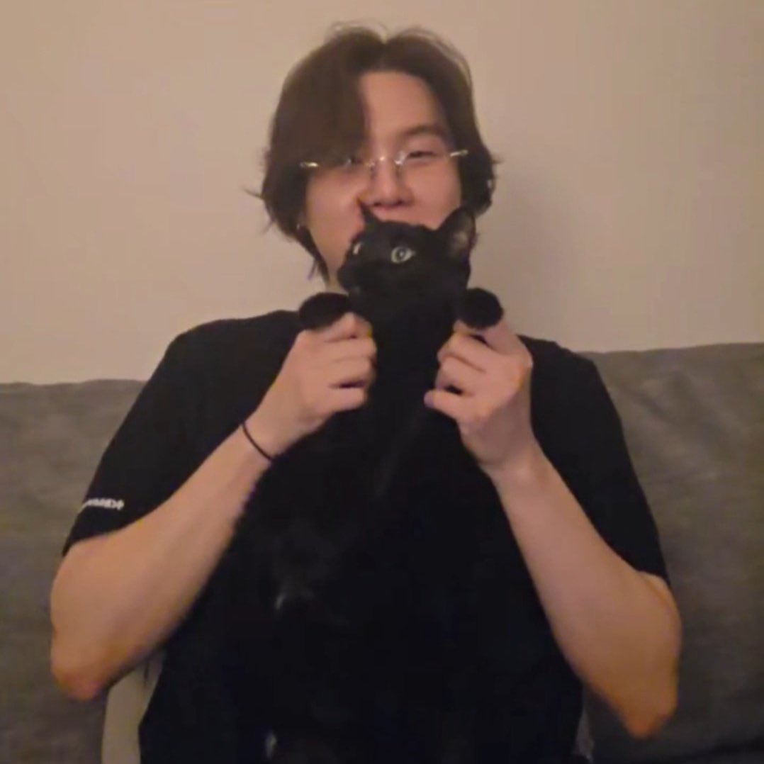 DROP “WE LOVE YOU YOONGI” IN THE COMMENTS IF YOU WATCHED HIS LIVE ON WEVERSE 💜 https://t.co/Ndto...