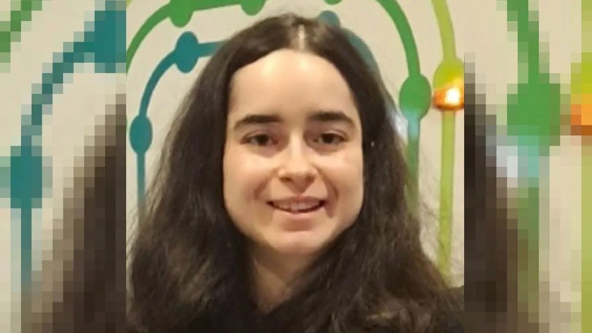 gipuzkoagaur's tweet image. ¡¡MÁXIMA DIFUSIÓN!! Buscan a Amaia,  desaparecida en Donostia en Nochebuena
La chica, de 23 años, vestía pantalón y chaquetón negros, jersey rojo y auriculares para escuchar música de color verde.
Que sirva para reconocerla o identificarla, si alguien la ve en algún lugar.